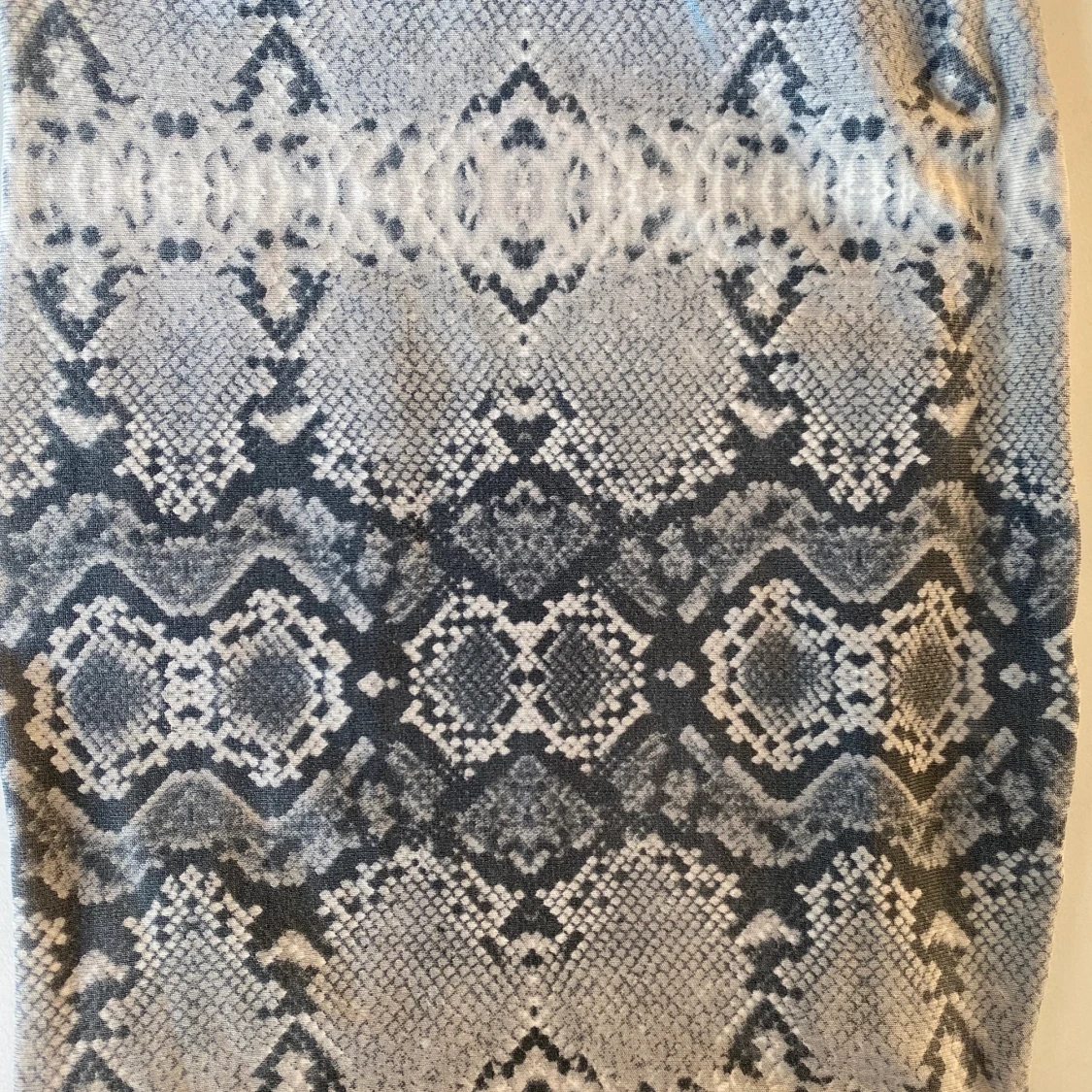 Ormmönstrad topp🐉 - 90