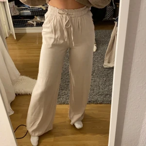 Linnebyxor - Säljer mina linnebyxor fårn hm som rä slutsålda överallt. Dem är i storlek 34. Säljer dem på grund av att dem är lite för långa för mig. Frank tillkommer!