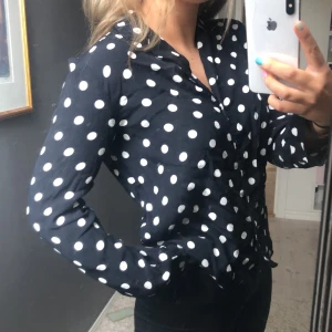 Skjorta  - Säljer denna prickiga skjorta i såå fint skick! Köparen står för frakt! (50kr)