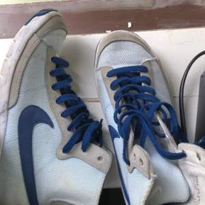 Ett par gamla Nike skor köpt second hand 