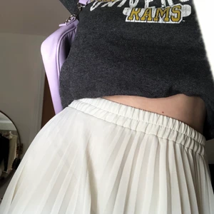 Plisserad vit kjol - Otroligt vacker vintage kjol. Storlek cirka S-L (stretchig). Bud från 80 kr. 