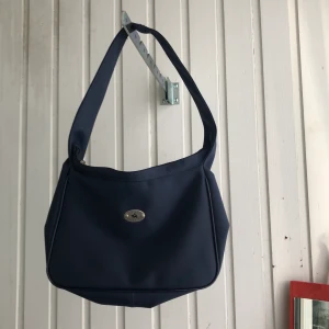 Snygg axelväska  - Cool äxelväska. Passar till vilken outfit som helst 🌼 färgen är marinblå 🌞 80 kr + frakt. Betalning via swish 👍