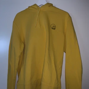 Gul hoodie - Gul hoodie från Cheap Monday, använd ett få tal gånger men är i bra skick