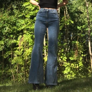 Jeans - Utsvängda jeans med sömmar fram och bak. Jättesnygga men för stora på mig! Möts i Hägersten eller på Söder eller Hägersten eller så står köparen för frakt!
