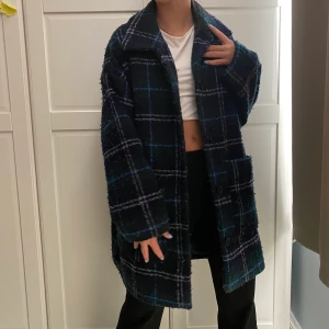 Kappa - Super snygg kappa som passar höst, vinter och vår. Nypris var 800. Perfekt längd och fina mönster. Kan användas även om man går upp eller ner en storlek. Skulle säga att den är lite oversized.  BUD: 500 ‼️