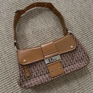  - Asball 90-tals diorväska som jag köpt här på plick!❤️Köparen står för frakt<333