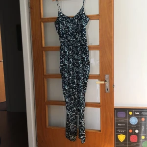 Byxdress - Byxdress i sidenliknande material som inte gör plagget skrynkligt. Väldigt skön men används tyvärr ej