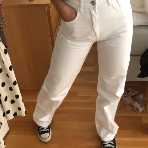 jeans  - vita vida jeans från zara, nästintill oanvända, frakten ingår i priset 