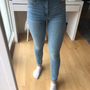 Ett par perfect jeans från Ginatricot i väldigt bra skick som passar till allt. Dom är Knappt använda, köpte jeansen för 350kr så säljer dom för 150kr + frakt. 