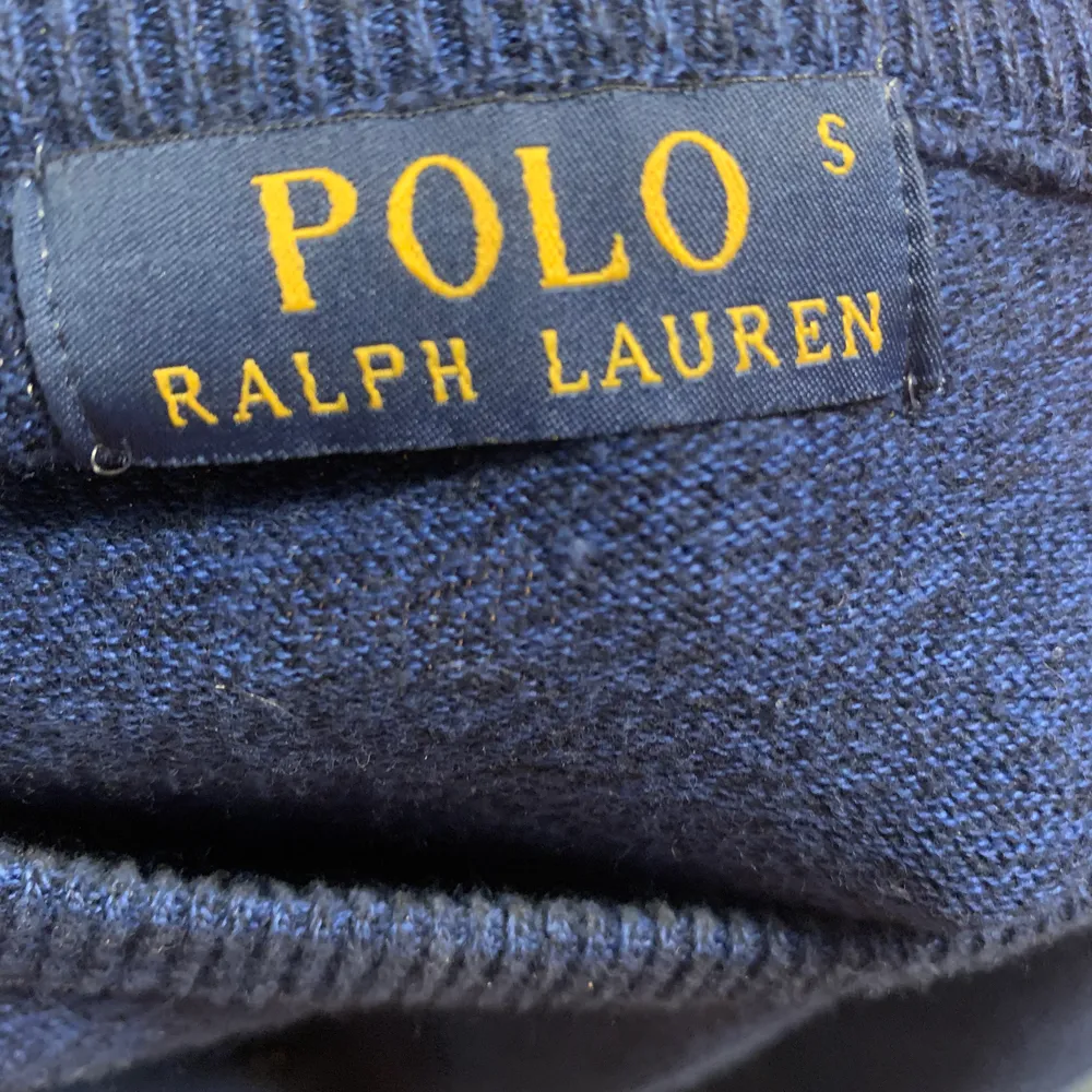 Säljer denna stickade tröja från polo Ralph lauren. Marinblå pullover. Storlek small. . Stickat.