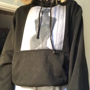 Storlek s - Jätte snygg hoodie från the Cole elephant i storlek s. Som ni ser på bild tre är det två små fläckar❤️ frakten ingår inte