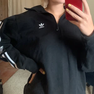 Sweatshirt - Så snygg half-zip från adidas. Köpt från Zalando (sista bilden från hemsidan), sparsamt använd och i fint skick! Sitter bra på en s-m kanske beroende på hur man vill ha passformen. Frakt tillkommer💕