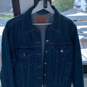 Levis jeans jacka - Snygg jeansjacka med bra kvalitet, köpt på Levis i USA, väldigt bra kvalitet!!!! Köpt för ca 700kr  säljs för 250kr + frakt