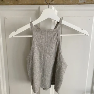 Grått Linne - Grått Linne från Gina Tricot. Möts på Södermalm och vid frakt står köparen för kostnad!