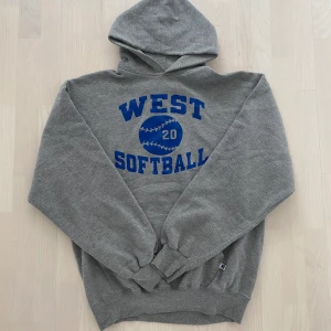 Vintage Russell Athletic Hoodie - Säljer en vintage Russell Athletic Hoodie med university tryck. Size XL (Fits XL-L). Bra vintage cond samt inga flaws eller stains! Frakten står kunden för (63 kr skickas spårbart). Pm vid intresse!