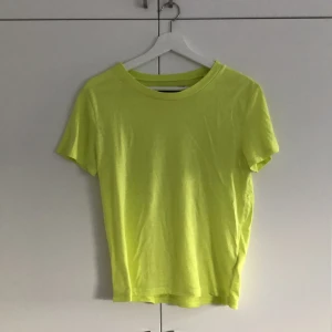 Neongul t-shirt - Neongul t-shirt i storlek M, från Bik Bok