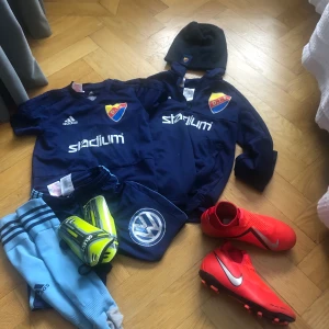 Fotbollskläder för Djurgårdare 128 cl - Skor storlek 32, shorts, jacka, t-Shirt och strumpor för storlek 128. Använda 5ggr.