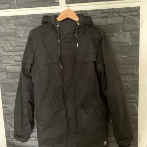 Wesc Vinterjacka - Okej skick, dragkjedjan är trög.