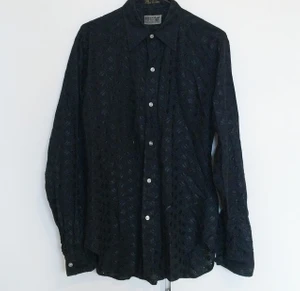 Monokrom broderad skjorta - Rak svart skjorta med glansigt broderi och håleffekt. 100% bomull Vita knappar. Frakt inkluderat. 