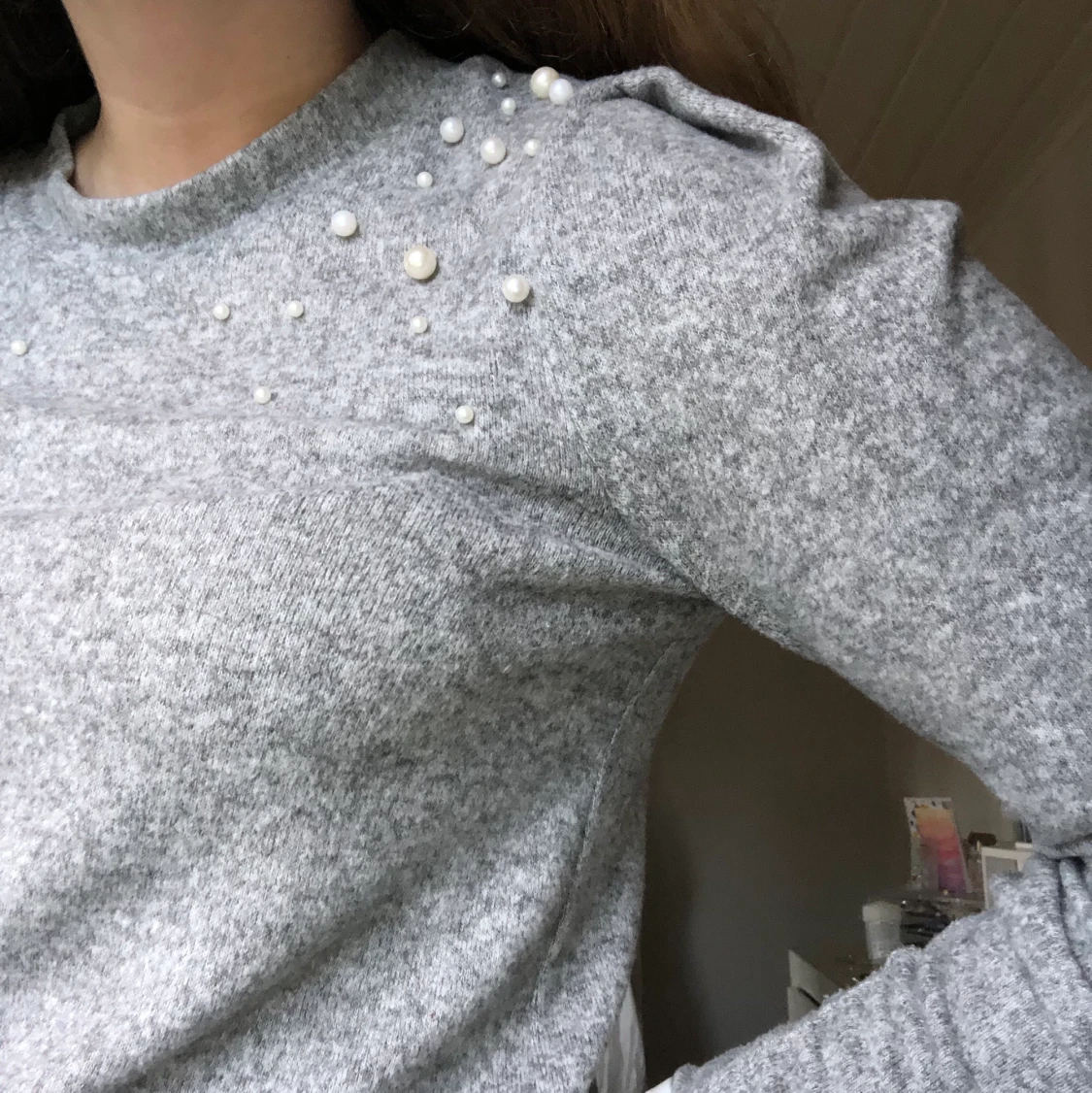 Grå tröja med pärldetaljer  - 90