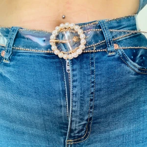 Genomskinligt skärp. - Verkligen så sjukt snyggt skärp med guldddetaljer och pärlor i mitten. Väldigt snyggt och går att både spänna ut och in mycket. Skulle säga att det passar Mellan xs-m