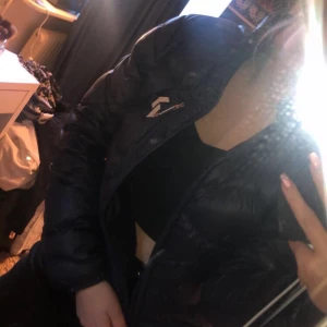 Peak Performance jacka - Marinblå jacka från PeakPerformance storlek 150 som en xs/s. Använd väl. Pris går att diskuteras!😘