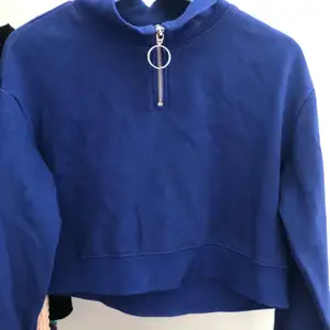 Säljer denna blåa tröja från H&M i storleken S :) mjuk inuti, och dragkedja en liten bit💙 säljer den då jag inte använder den längre! Köparen står för frakten!