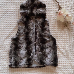 Päls väst  - Pälsväst fake päls super mjuk knappt använd säljes. Passar barn