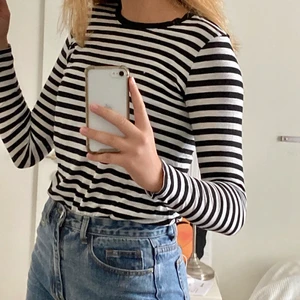 Randig tröja - Så fin och praktisk vit svart randig långärmad från HM🤩 köpt för ett bra tag sen och använd en del sen dess men nästintill nyskick! Går att använda till ALLT men måste tyvärr säljas då den blivit för liten☹️ strl S (frakt tillkommer)😘