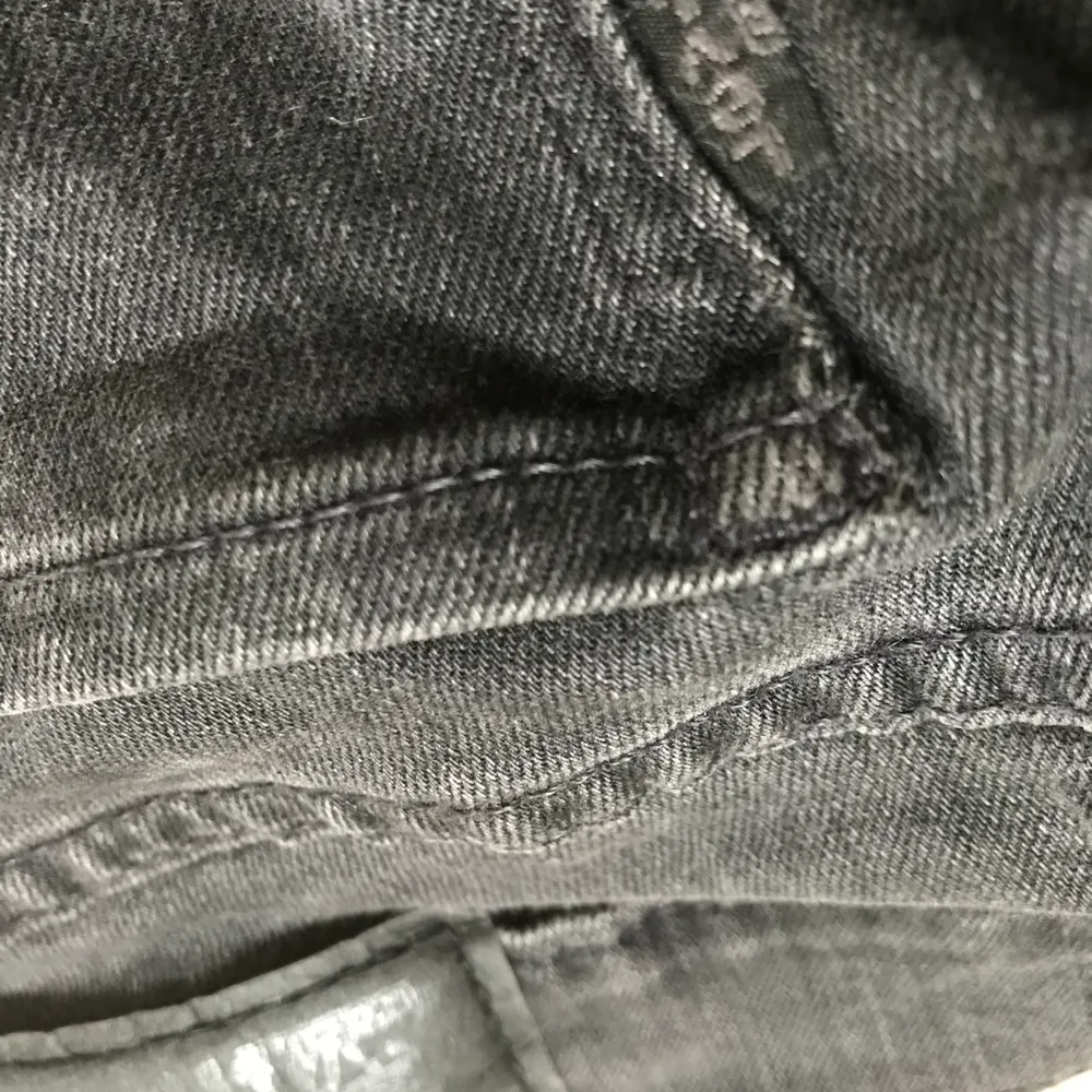 storlek 27  eu (34) väldigt stretchiga men för lågmidjade för mig som är 164. Suttit perfekt för kortare ben eller om man är 160. Köpta för 900 . Jeans & Byxor.