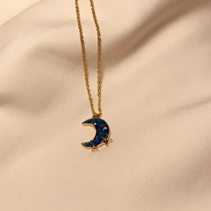 Halsband Måne🌙 - Halsband måne🌙 59:- & frakt 15kr! Vill du köpa? Kontakta mig⭐️ Från min tillverkning (kolla in @en_smycken på instagram!) Självklart oanvänt 