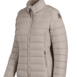 Parajumpers jacka  - Storlek xs passar även s i fin skikt kan skickas bilder om man är intresserad. Jackan är i färgen grå/beige äkta. 