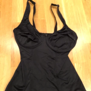 Twilfit linne/bh/body - Aldrig användt. Materialet är som träningstightsmaterial blandat med bikinimaterial.