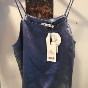 Blått linne - Fårn NA-KD nu med lappen kvar 