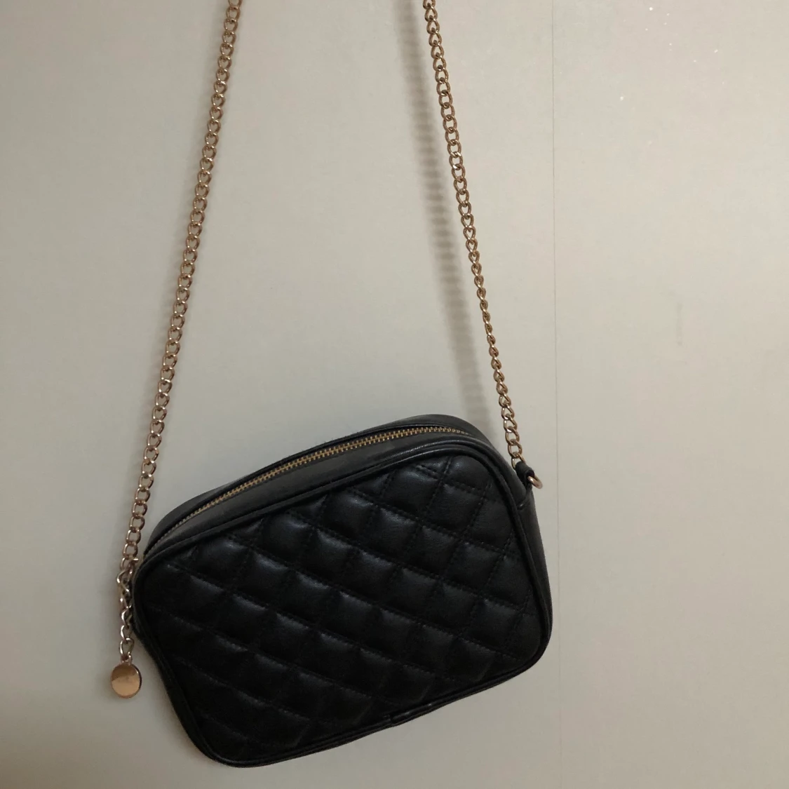 svart väska med gulddetaljer