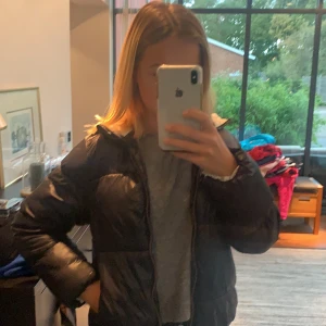 Dumjacka - Skitsnygg svartglansig dunjacka. Den har dock ett litet hål i inneraen men inget som syns eller märks av. Ordinariepris 500kr men säljer för 60kr. Pris kan alltid diskuteras och köparen står för frakt💞
