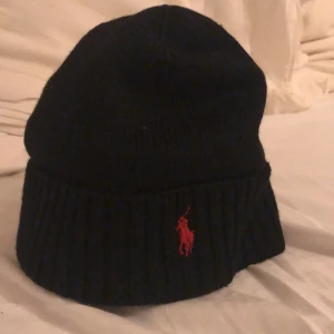Ralph lauren mössa - Ralph lauren mössa som såklart aldrig är använd💕köptes i vintras men kom aldrig till användning eftersom jag inte tyckte jag passa i den och sen hann jag aldrig skicka Tbx✨köpt för 500kr🌸är till för både killar och tjejer