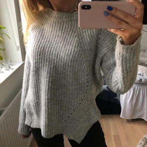 Stickad tröja - Grå mysig stickad tröja, perfekt nu till höst!! Aldrig använd passar XS-M