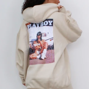 Playboy Hoodie - En helt ny hoodie från missguided x Playboy💕 hoodien är oversized så passar alla storlekar 34-40 (xs-L) beroende på hur man vill att den ska sitta. 