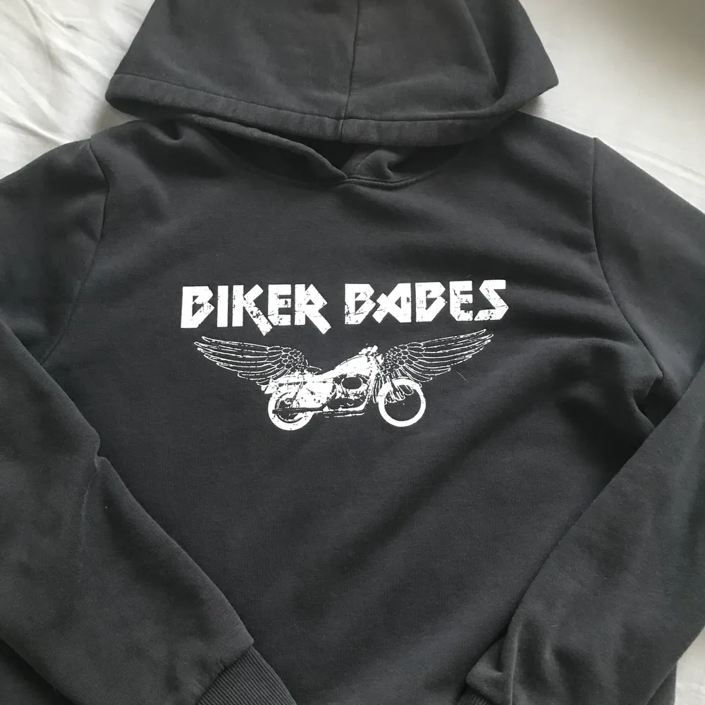 Jättefin biker babes hoodie från Gina!💕 säljer den pga att den inte används. . Tröjor & Koftor.