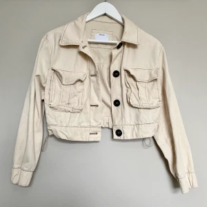 Äggvit jacka  - Snyggt ihop med de äggvita jeansen!