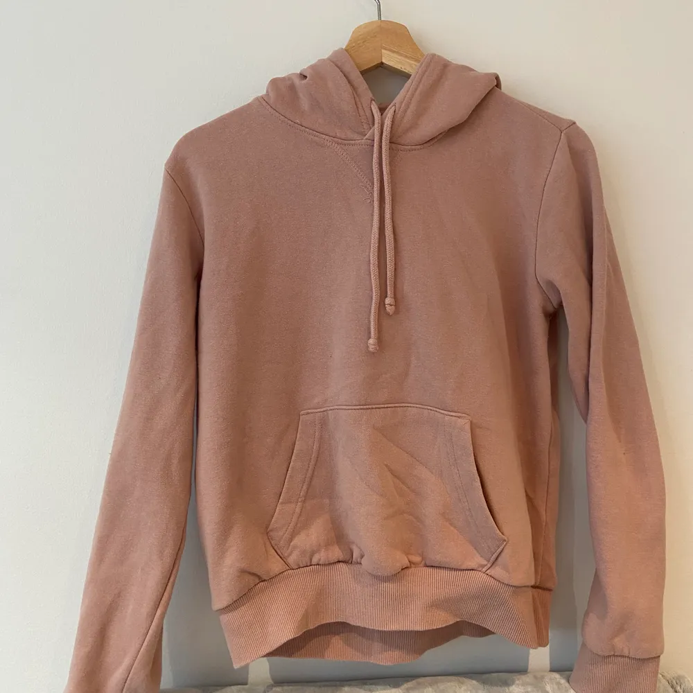 En vanlig basic hoodie som behövs i de flesta garderober⭐️ från HM i storlek XS! Knappt använd. 50kr + frakt :). Tröjor & Koftor.