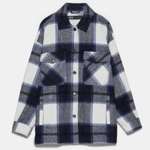 Rutig jacka från Zara - säljer denna rutiga lite oversized skjortan/jackan från zara! supersnygg verkligen men använder den inte längre 💕 strl 34! budet ligger just nu på 360kr + frakt 🥰