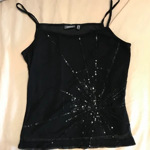 Finaste linne🖤 - Super fin 90s sexy svart linne med lite glitz o glam🖤 den är helt perfekt och skulle passa på allt<3 frakt 40kr.