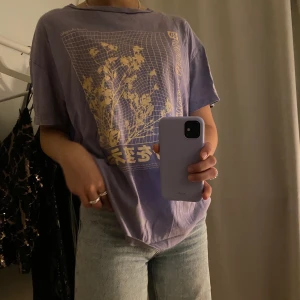 Cool t-shirt - Populär t-shirt från pull and bear som är slutsåld. BUDGIVNING SLUTAR IDAG KLOCKAN 18:00!! Buda i kommentarerna. 💗💗 60 kr i frakt tillkommer 