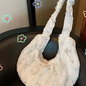 Gullig väska - Sjukt fin och gullig väska. Väskan är vit med blommor på. Den är super bra och rymlig. 💕💕