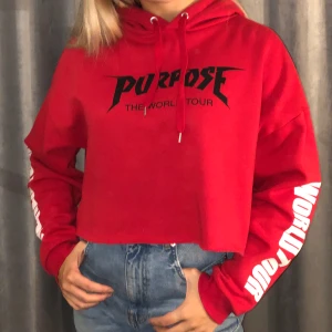 Purpose cropped hoodie - Kroppad röd Justin Bieber hoodie. Bra skick