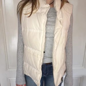 Musto Adymmetric fjädervest - Superbekväm och varm. Hel men blixtlås saknas. Dags att rengöra den men krävs mer än jag vill ge. Perfekt till gård och segling.  