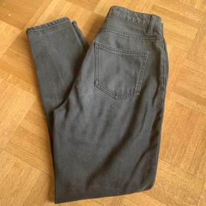 Svarta mom jeans från & Other storys i stl 36. Ja köpte dem här på Plick med tyvärr va dem lite stora. Bra kvalitet och sitter bra i benen för mig som är 1,70❤️ 100kr +frakt, ljuset på första bilden är lite konstigt dem är samma färg som andra❤️