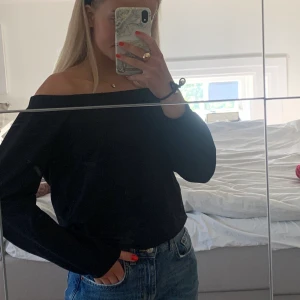 Sweater - Off shoulder Sweater🦋från nakd storlek xxs. Tyvärr för liten för mig så därför säljer jag den. Ganska stor i storleken så skulle säga att den passar xxs-xs. Kunden står för frakt men kan mötas upp i umeå. Pris-150kr